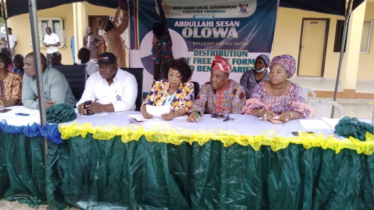 IBEJU-LEKKI COUNCIL CHAIRMAN DISTRIBUTES 150 FREE GCE FORMS TO BENEFICIARIES.