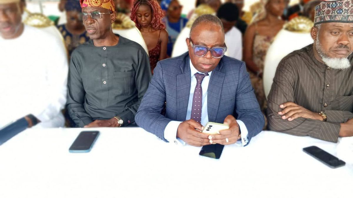 HON. OLOWA AT THE DEPARTURE CEREMONY TO DEPOT FOR LAGOS STATE ARMY RECRUITS