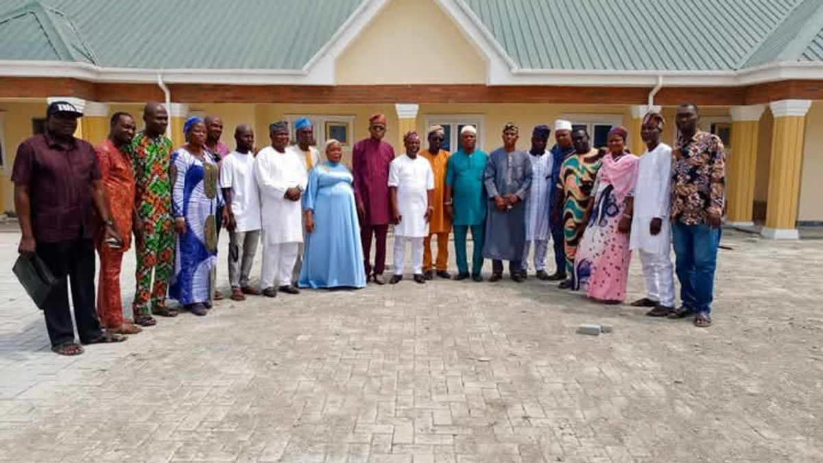 IBEJU-LEKKI LG APC EXCOS VISIT HON. OLOWA, PASSES VOTE OF CONFIDENCE ON HIS LEADERSHIP