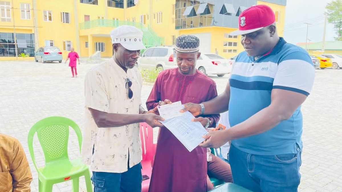 IBEJU-LEKKI LOCAL GOVERNMENT EXECUTIVE CHAIRMAN FULFILS PROMISE, PRESENTS PRIZES TO WINNERS OF CHAIRMAN'S FOOTBALL MATCH