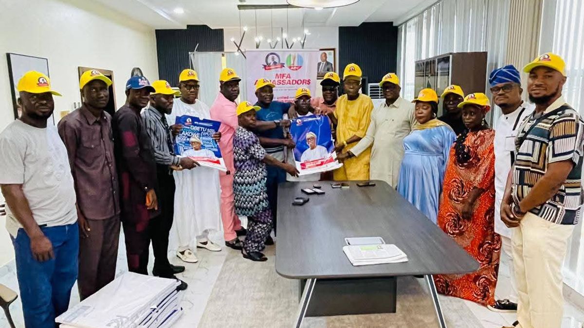 MFA AMBASSADORS PAYS COURTESY VISIT TO HON. OLOWA: DONATES CAMPAIGN MATERIALS