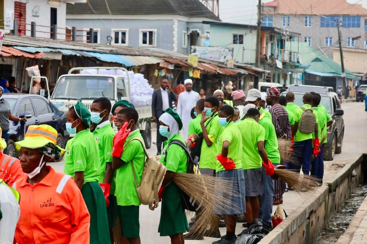 IBEJU-LEKKI MAKES A STATEMENT FOR CLEANER LAGOS AS FIRST LADY, DR. IBIJOKE SANWOOLU, MRS OLUREMI HAMZAT, TOKUN
