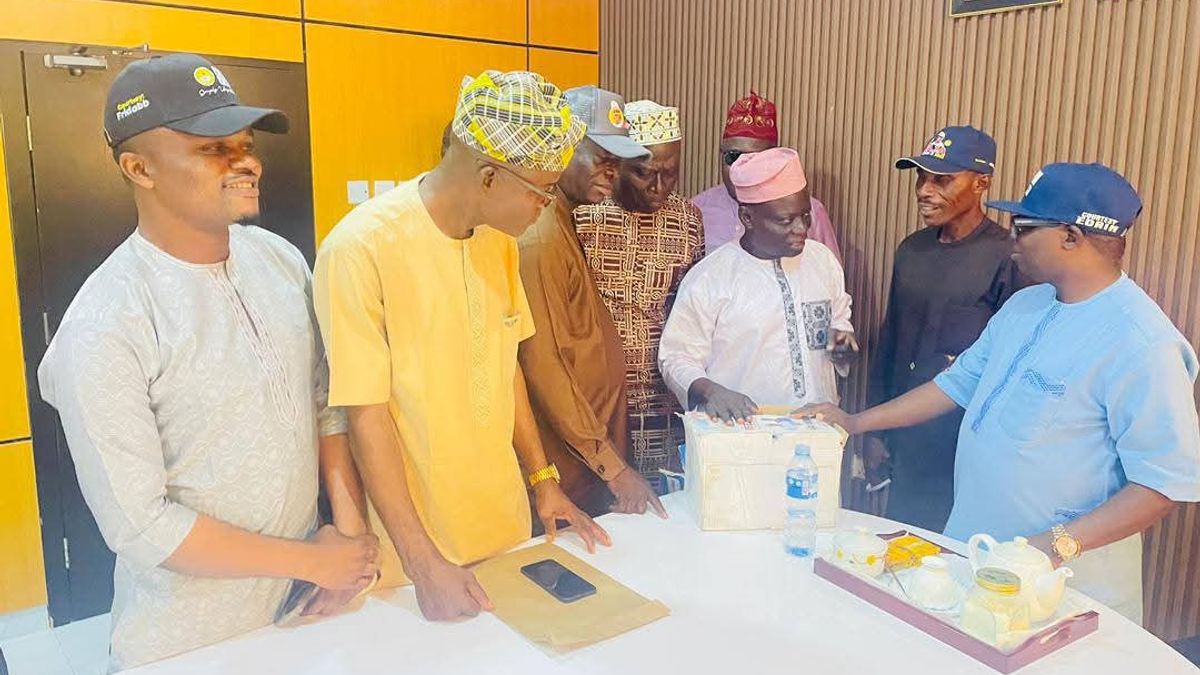 ELDERS POINT VISITS HON. OLOWA, DONATES SOUVENIRS
