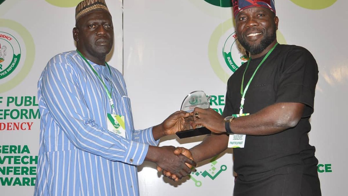 ENCOMIUM AS MAYOR OLOWA RECEIVES THE DIGITAL LOCAL GOVERNMENT CHAIRMAN OF THE YEAR AWARD