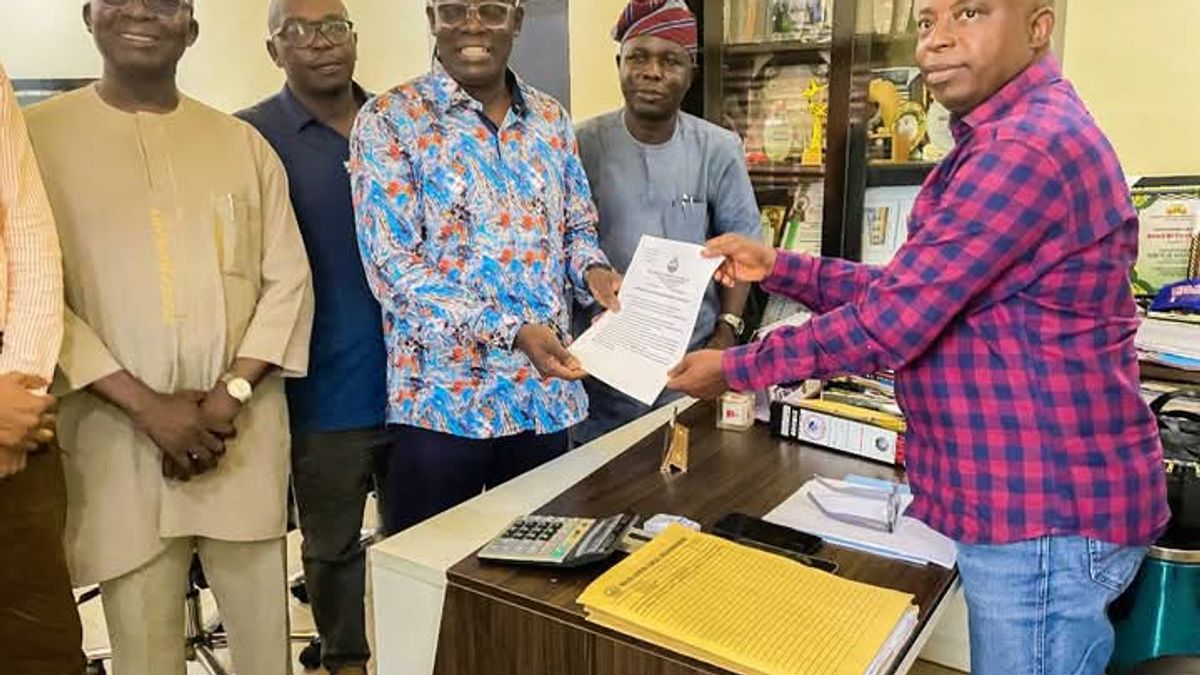 THE NIGERIAN SOCIETY OF ENGINEERS, PROPOSED IBEJU-LEKKI BRANCH, PAYS COURTESY VISIT TO ENGR. OLOWA