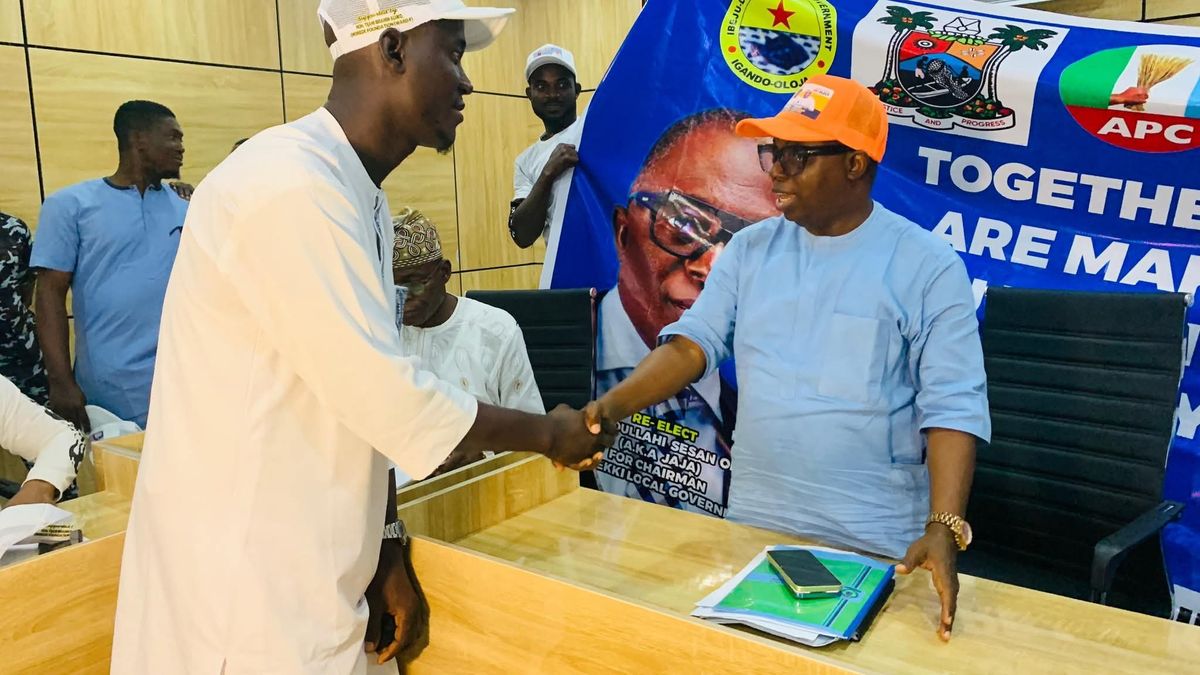 ORIREDE FOUNDATION, WARD F, PRESENTS SOUVENIR TO HON. OLOWA
