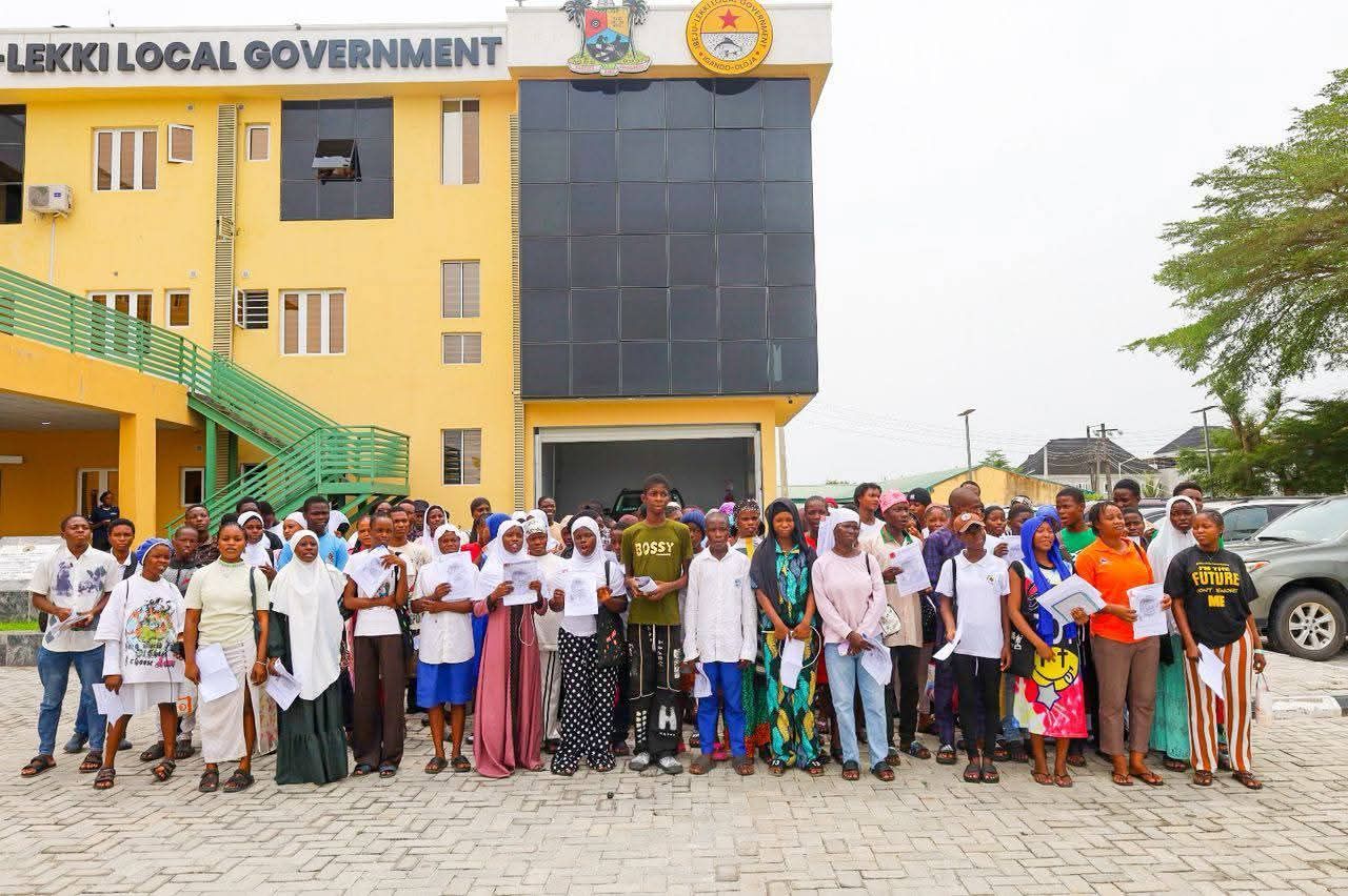 IBEJU-LEKKI LOCAL GOVERNMENT DISTRIBUTES 400 FREE JAMB FORMS TO STUDENTS