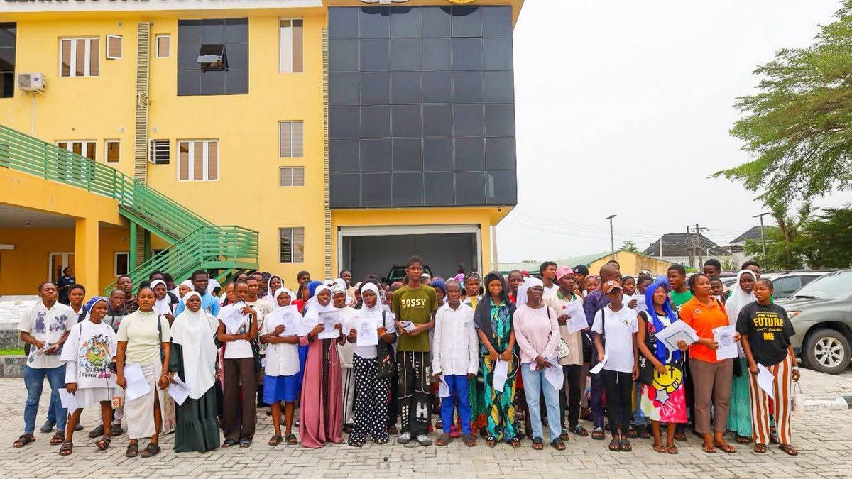 IBEJU-LEKKI LOCAL GOVERNMENT DISTRIBUTES 400 FREE JAMB FORMS TO STUDENTS