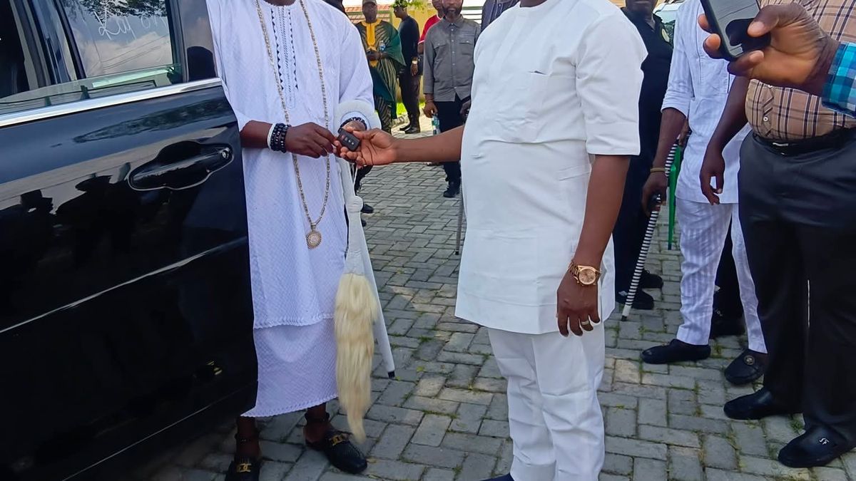 IBEJU-LEKKI LOCAL GOVERNMENT PRESENTS OFFICIAL VEHICLES TO ROYAL FATHERS