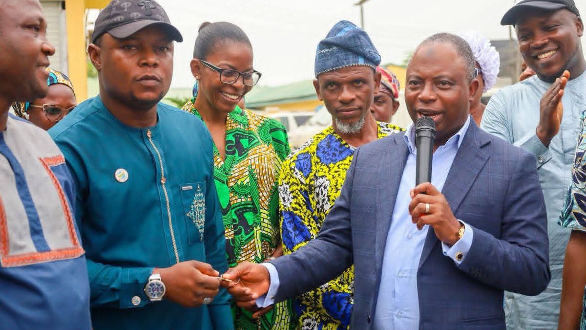 HON. ABDULLAHI SESAN OLOWA PRESENTS NEW BUS TO LOCAL GOVERNMENT STAFF AND COMMUNITY DEVELOPMENT COMMITTEE (CDC) TO BOOST WORKER WELFARE AND COMMUNITY ENGAGEMENT