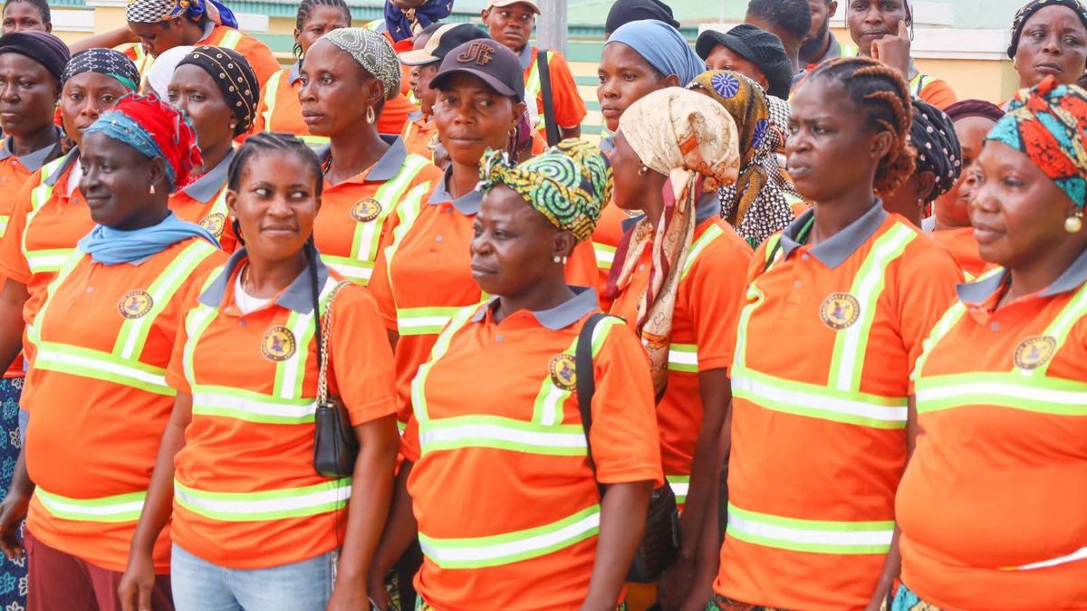 ROAD CLEANING: IBEJU-LEKKI LG, LAGOS STATE MINISTRY OF ENERGY SET TO FLAG OFF MASSIVE ENVIRONMENTAL SANITATION DRIVE.