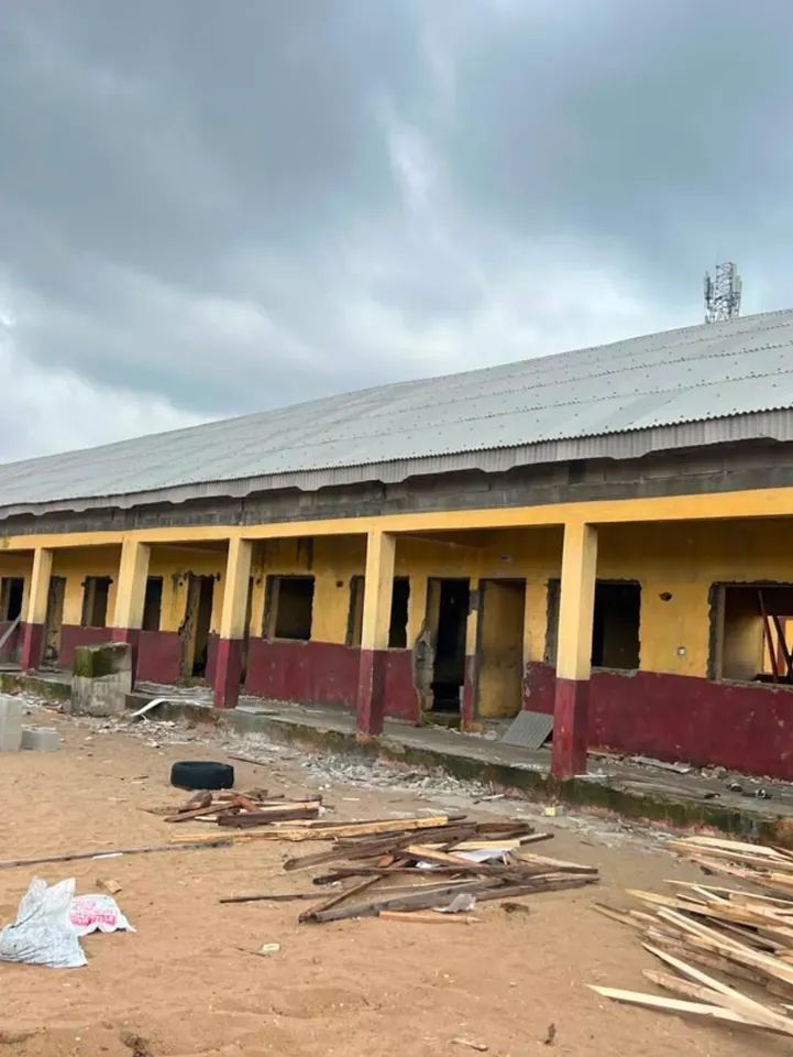 OLOWA INSPECTS ONGOING RENOVATION OF MAGBON ALADE PRIMARY SCHOOL, REAFFIRMS COMMITMENT TO QUALITY EDUCATION