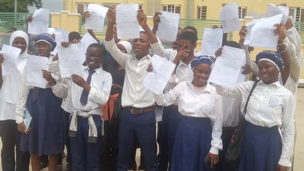 OLOWA GAVE OUT FREE JAMB FORMS TO RESIDENTS AND INDIGENT STUDENTS ACROSS IBEJU-LEKKI