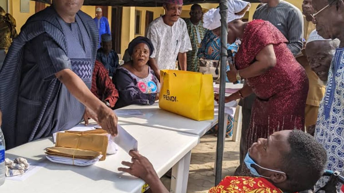 IBEJU-LEKKI LOCAL GOVERNMENT YULETIDE: WIDOWS, ELDERLY AND PHYSICALLY CHALLENGED RECEIVES CASH GIFT.