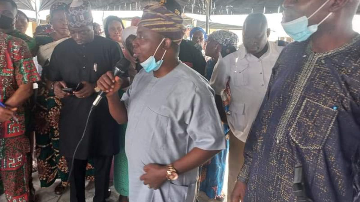 MAYOR OLOWA ADDRESSES STREET SWEEPERS