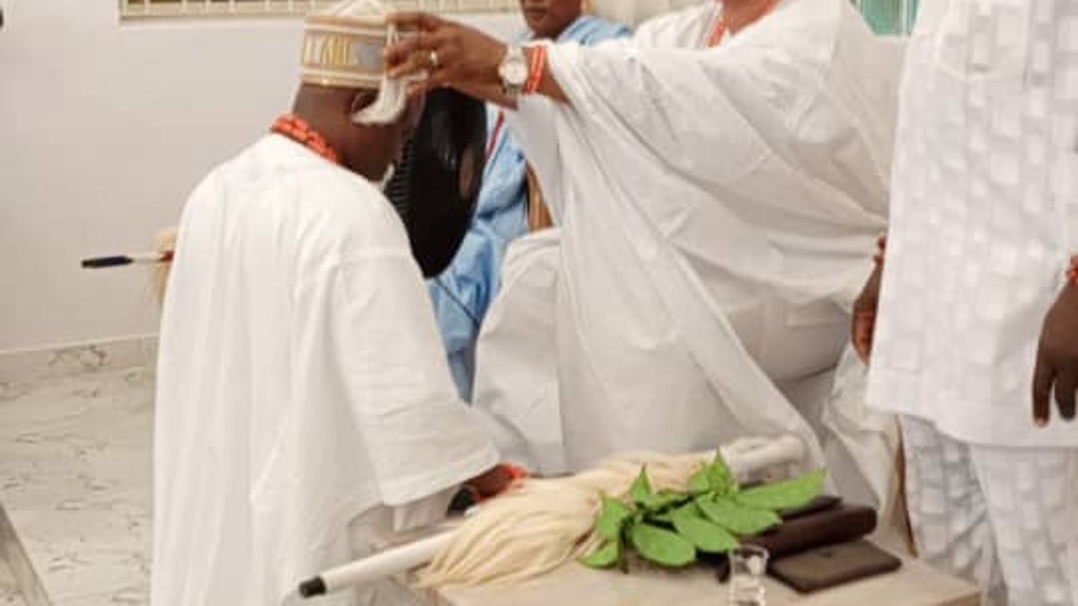 MAYOR OLOWA INSTALLED AS OLUOMO OF ORIMEDU LAND