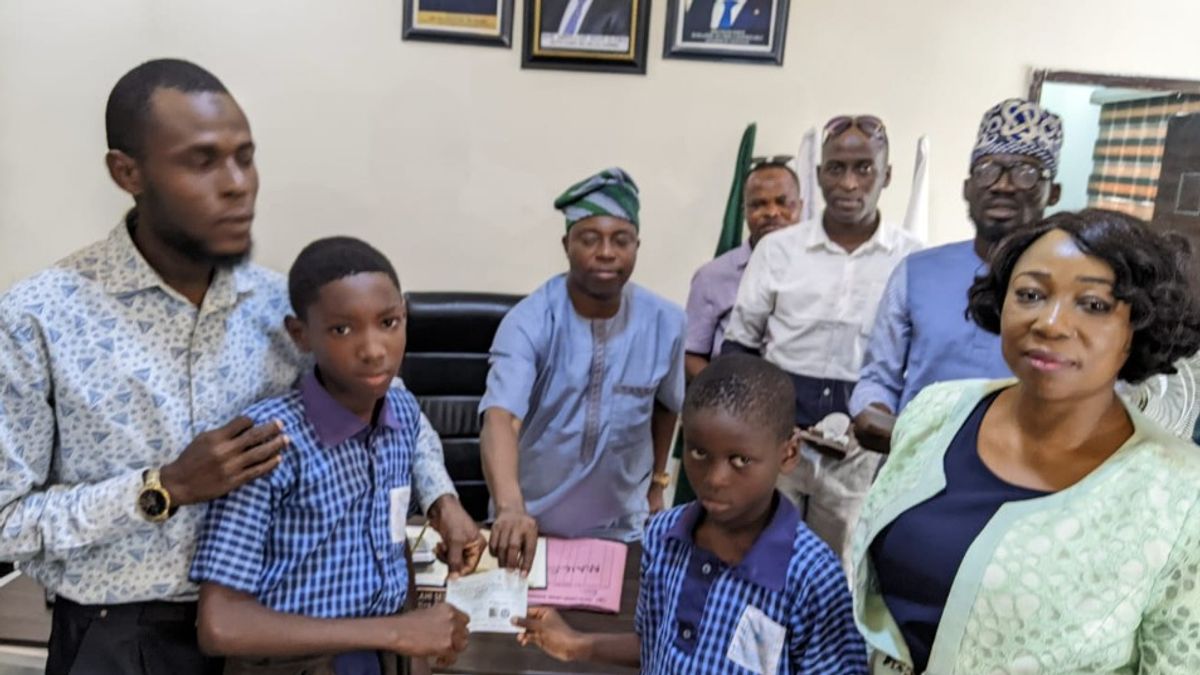IBEJU LEKKI COUNCIL CHAIRMAN PRESENTS CHEQUES TO WINNERS OF QUIZ/DEBATE COMPETITIONS
