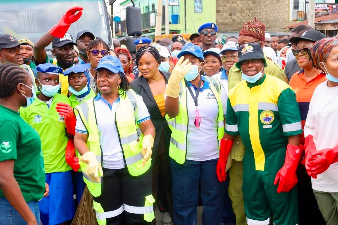 IBEJU-LEKKI MAKES A STATEMENT FOR CLEANER LAGOS AS FIRST LADY, DR. IBIJOKE SANWOOLU, MRS OLUREMI HAMZAT, TOKUN