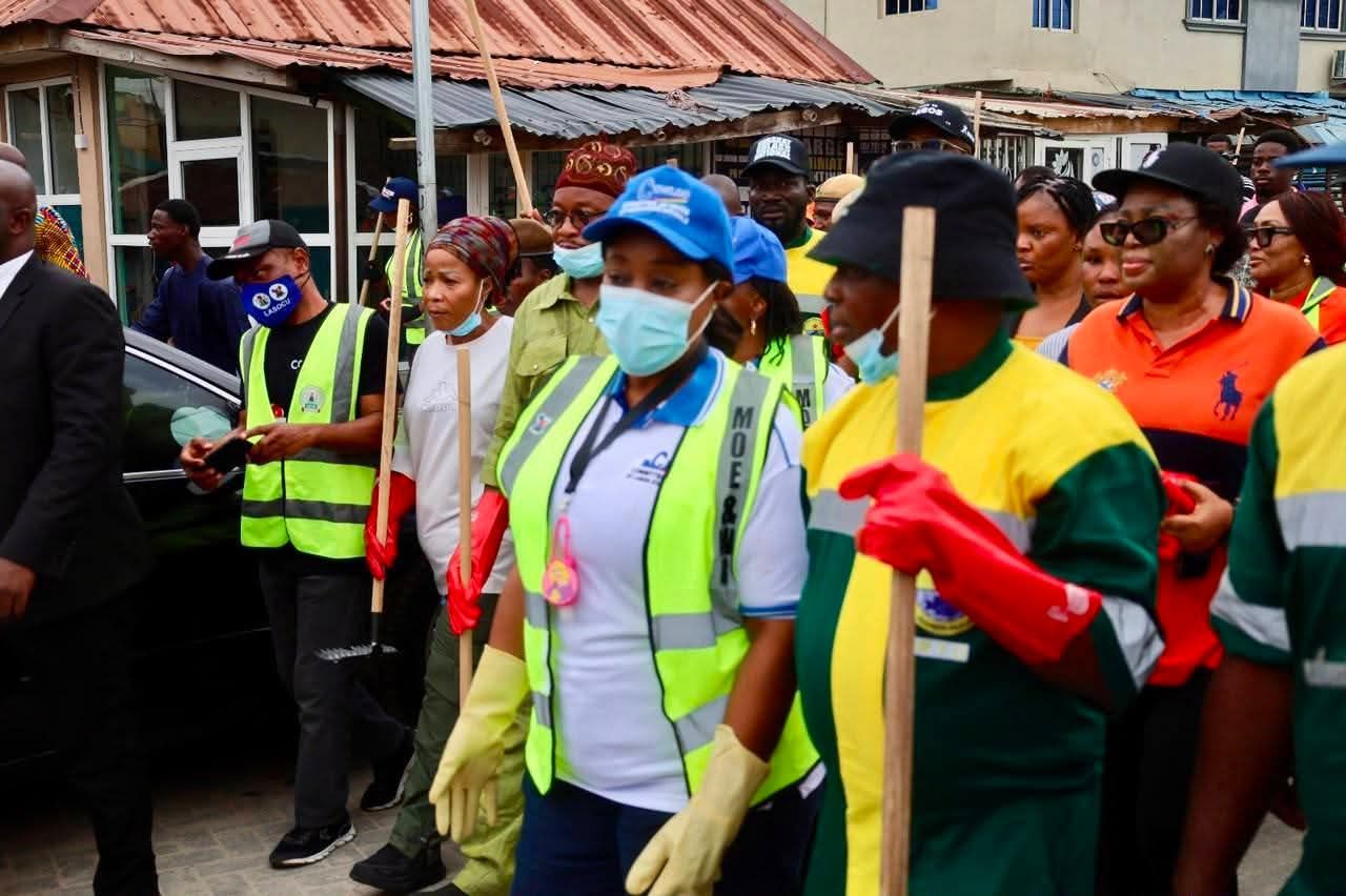 IBEJU-LEKKI MAKES A STATEMENT FOR CLEANER LAGOS AS FIRST LADY, DR. IBIJOKE SANWOOLU, MRS OLUREMI HAMZAT, TOKUN