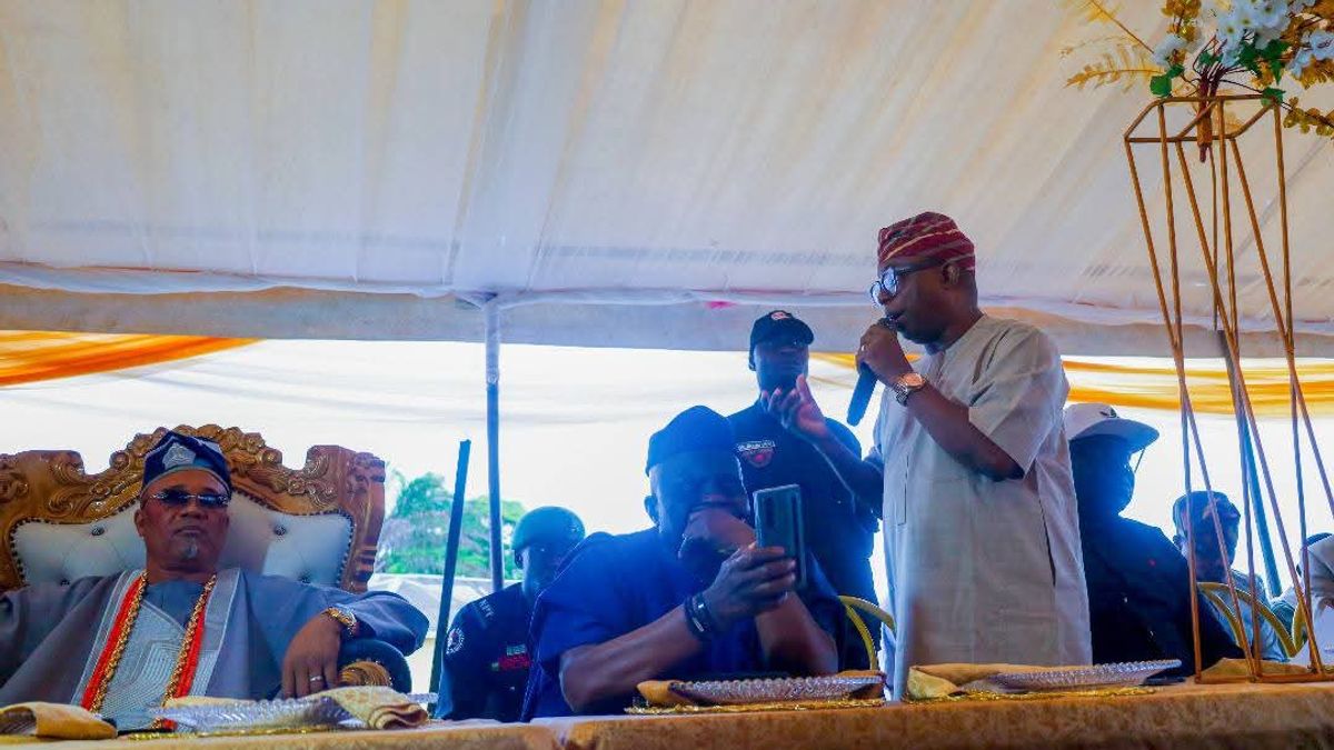 HON. OLOWA SALUTES OBA ORIMEDU ON BIRTHDAY AS HIS ROYAL MAJESTY COMMEMORATES ANNIVERSARY WITH TRANSFORMATIVE SPONSORSHIP OF STUDENTS AND TRADERS EMPOWERMENT INITIATIVE