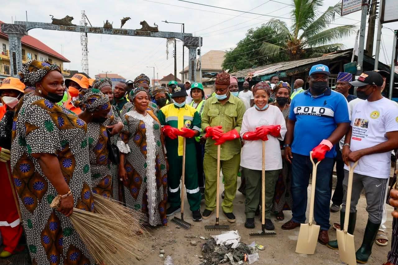 IBEJU-LEKKI MAKES A STATEMENT FOR CLEANER LAGOS AS FIRST LADY, DR. IBIJOKE SANWOOLU, MRS OLUREMI HAMZAT, TOKUN