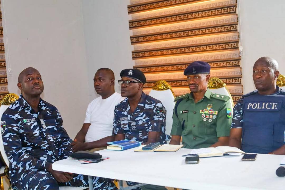HON. ABDULLAHI SESAN OLOWA HOLDS PEACE AND SECURITY MEETING WITH STAKEHOLDERS IN IBEJU-LEKKI