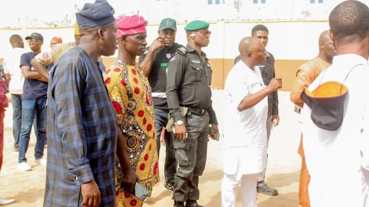OUNJE IBEJU-LEKKI: OLOWA EXTENDS FREE FOOD PACKS TO RESIDENTS OF WARD C1