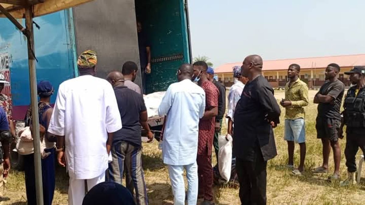 OLOWA FEEDS RESIDENTS OF IBEJU-LEKKI VIA OUNJE IBEJU-LEKKI FREE FOOD INITIATIVE