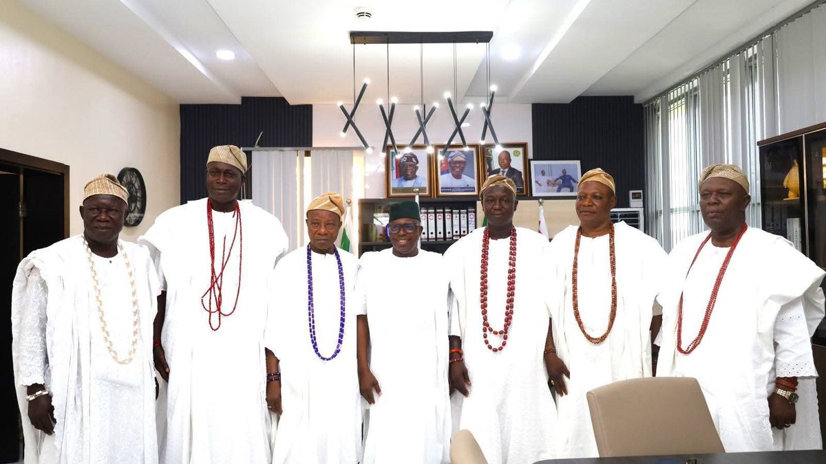 INDIGENOUS ASSOCIATION OF BAALES IN COUNCIL, ETI-OSA EAST LCDA PAYS COURTESY VISIT TO HON. OLOWA