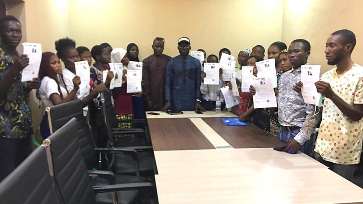 IBEJU LEKKI COUNCIL CHAIRMAN PRESENTS JAMB SLIPS TO STUDENTS, CHARGES STUDENTS TO STUDY HARD