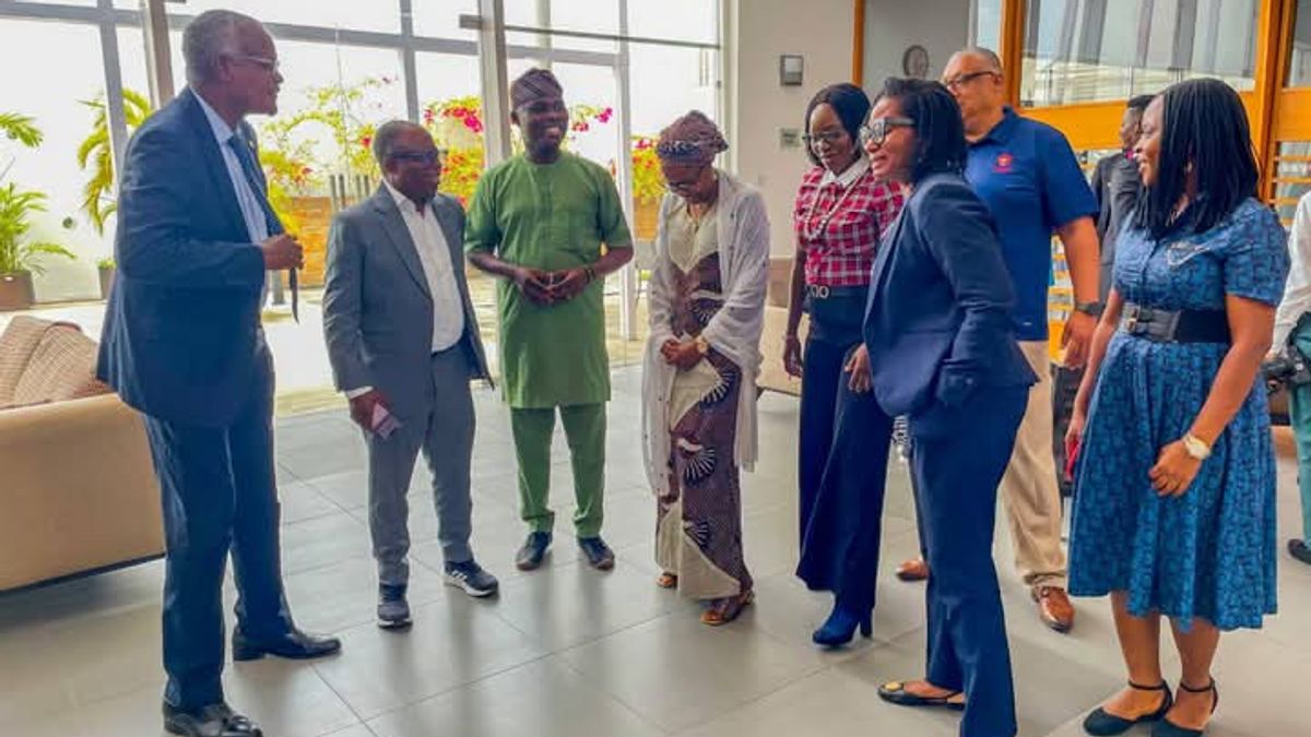 HON. OLOWA MAKES PRESENTATION AT LAGOS BUSINESS SCHOOL, ASSURES HIS ADMINISTRATION'S CONTINUED SUPPORT FOR EDUCATION