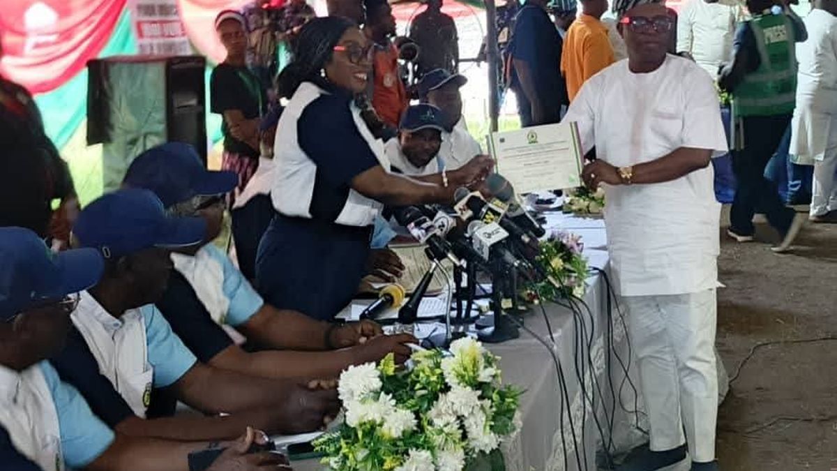 LASIEC PRESENTS RETURN CERTIFICATE TO HON. OLOWA
