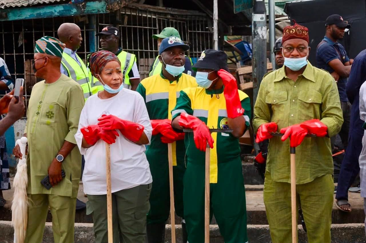 IBEJU-LEKKI MAKES A STATEMENT FOR CLEANER LAGOS AS FIRST LADY, DR. IBIJOKE SANWOOLU, MRS OLUREMI HAMZAT, TOKUN