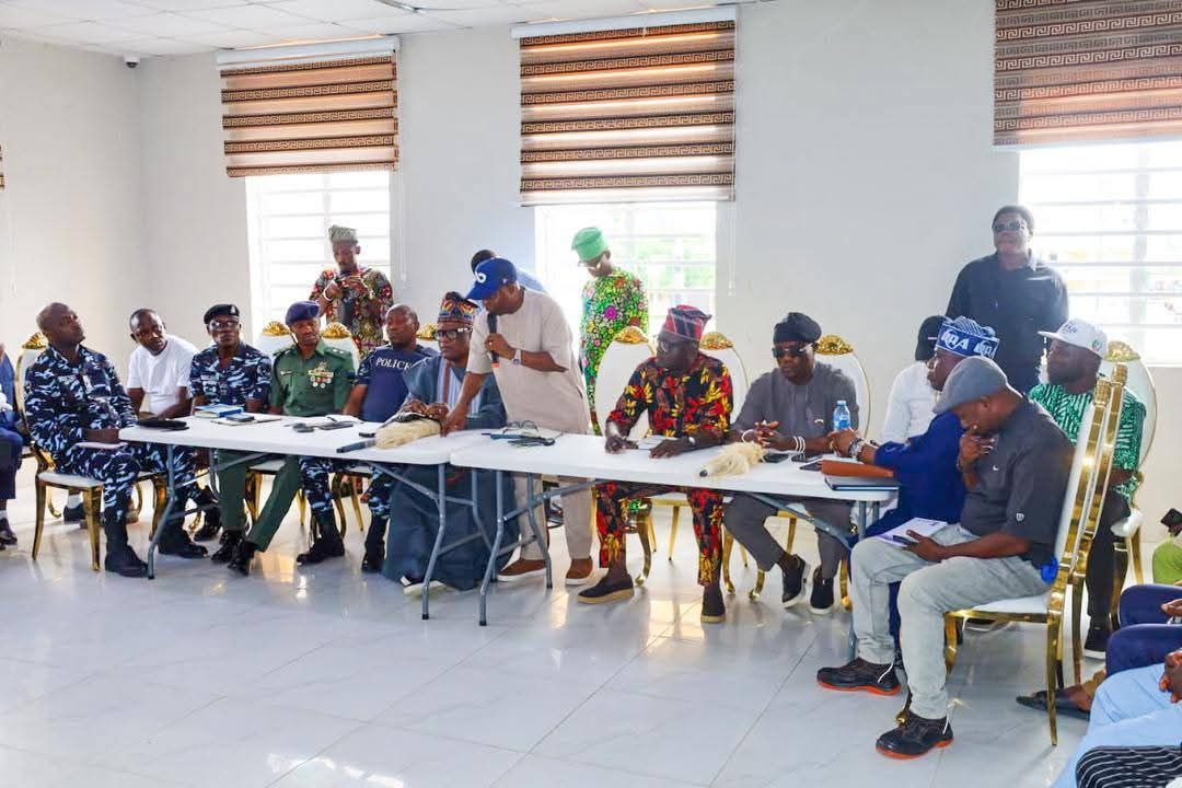 HON. ABDULLAHI SESAN OLOWA HOLDS PEACE AND SECURITY MEETING WITH STAKEHOLDERS IN IBEJU-LEKKI