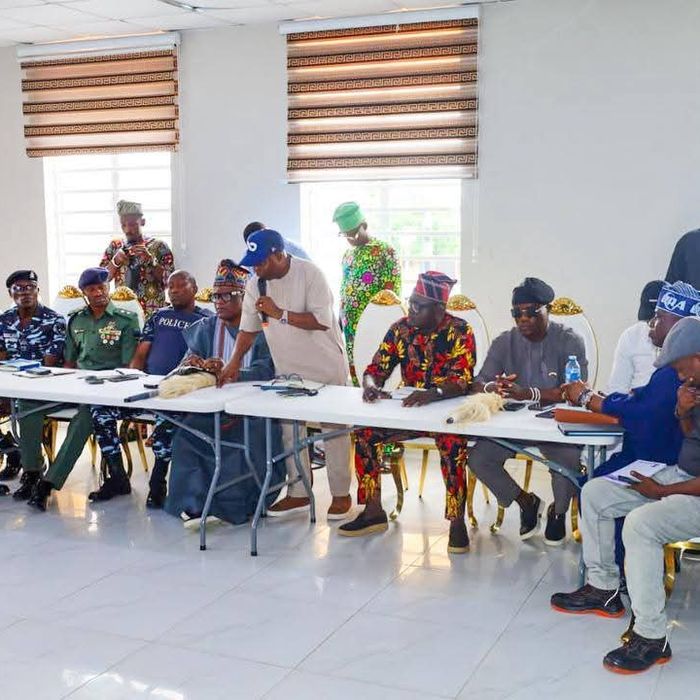 HON. ABDULLAHI SESAN OLOWA HOLDS PEACE AND SECURITY MEETING WITH STAKEHOLDERS IN IBEJU-LEKKI