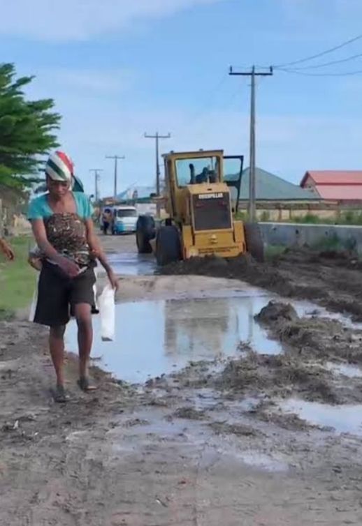 OLOWA COMMISSIONS MOTOR GRADER TO BOOST ROAD INFRASTRUCTURE IN IBEJU-LEKKI