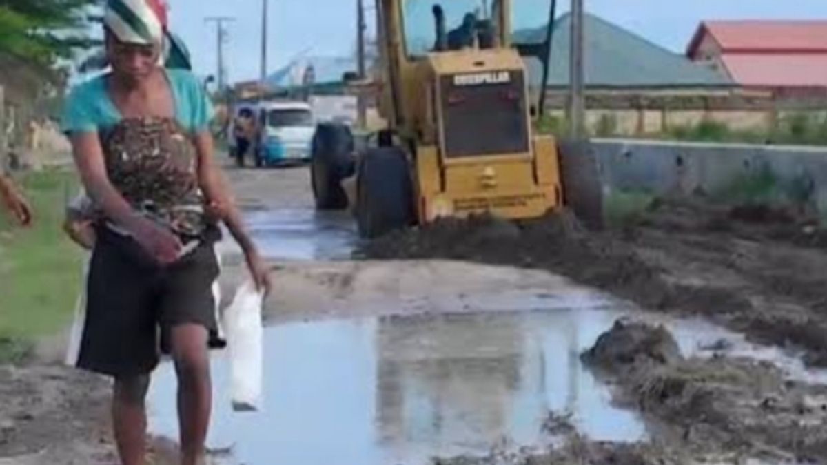 OLOWA COMMISSIONS MOTOR GRADER TO BOOST ROAD INFRASTRUCTURE IN IBEJU-LEKKI