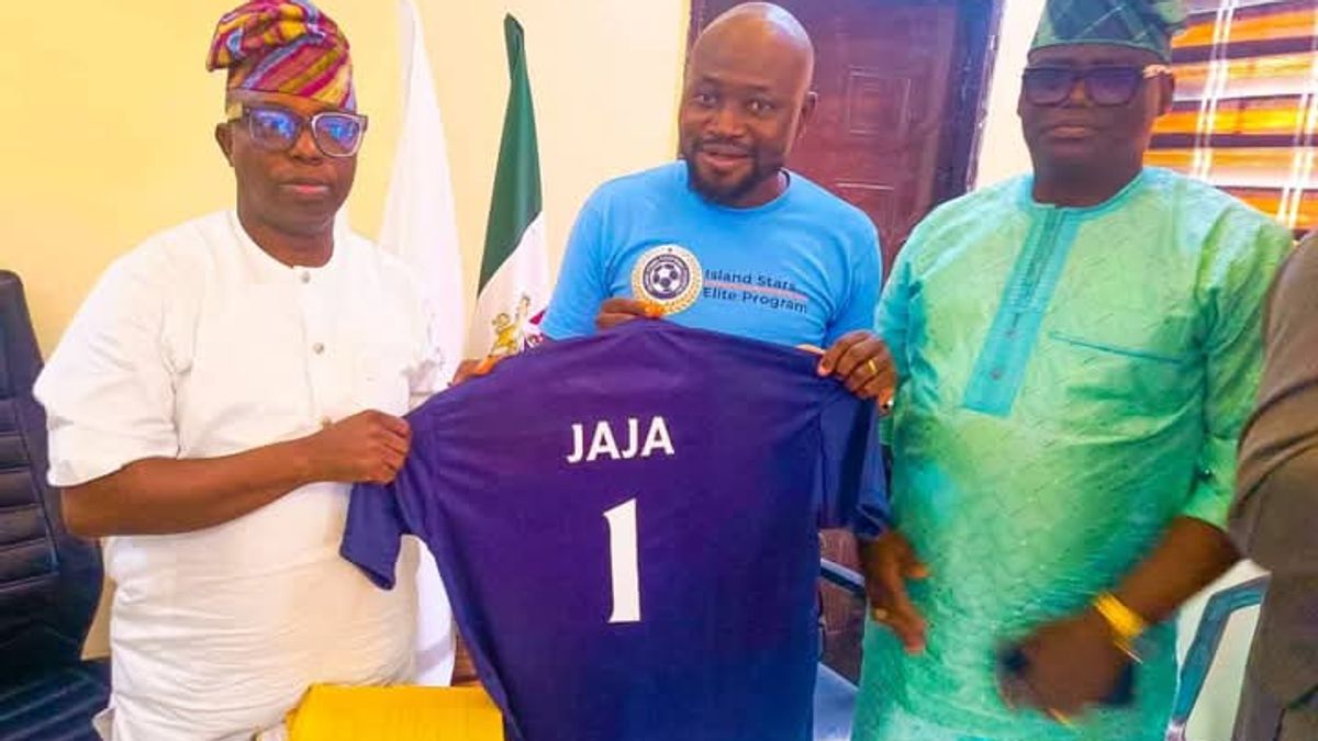 IBEJU-LEKKI UNITED FC VISITS HON. OLOWA, PRESENTS SOUVENIRS