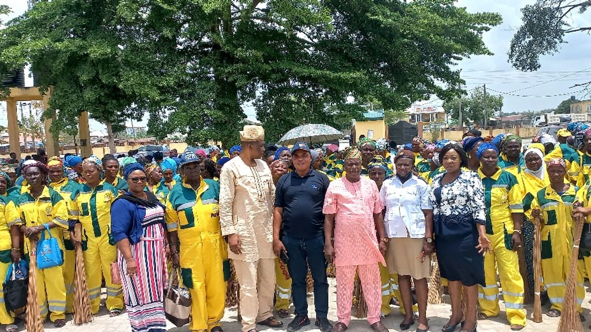 MAYOR OLOWA MOTIVATES STREET SWEEPERS ON PAYDAY