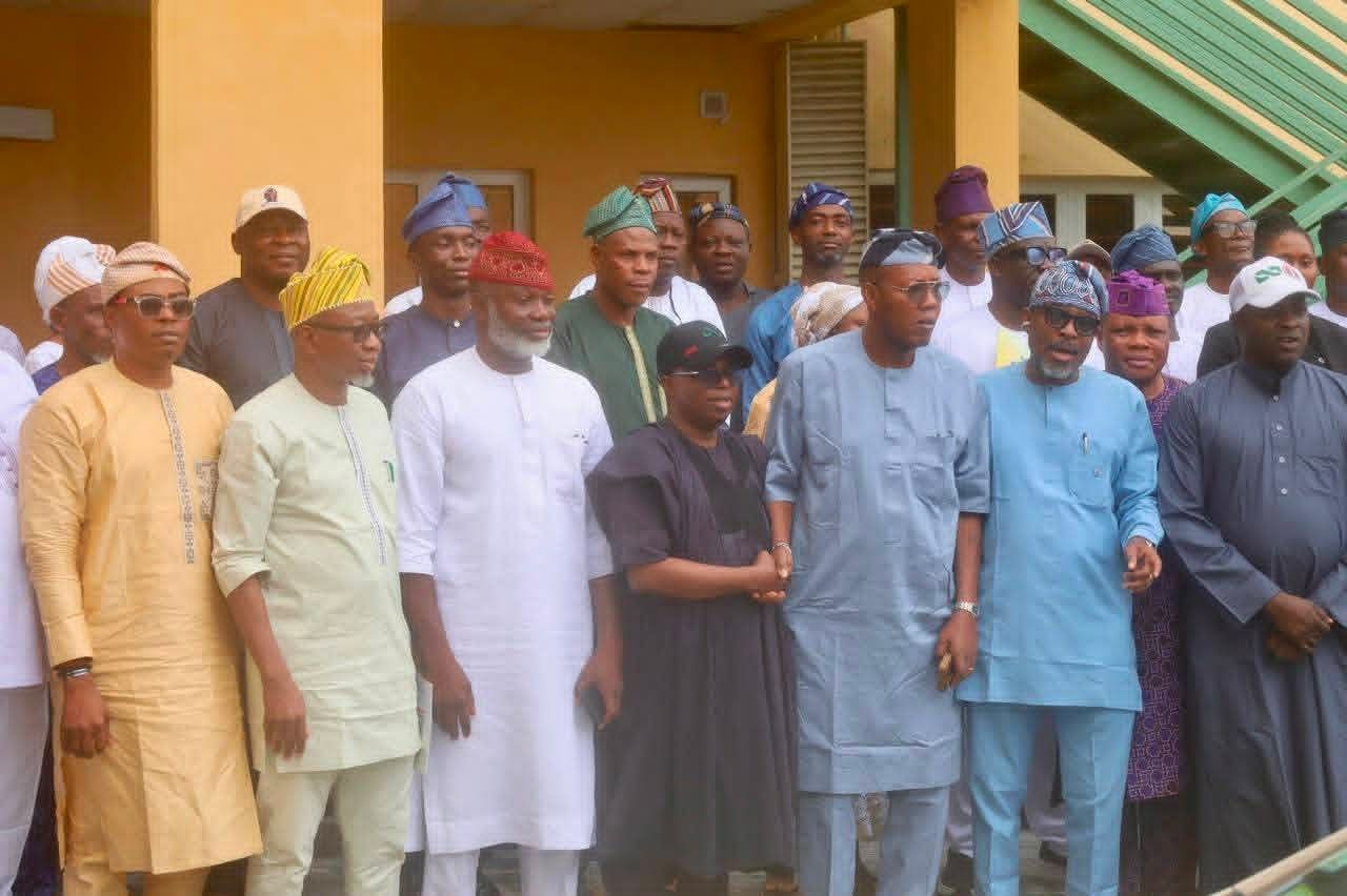 LAHA COMMITTEE ON LOCAL GOVERNMENT AND CHIEFTAINCY AFFAIRS COMMEND HON. OLOWA DURING OVERSIGHT VISIT TO IBEJU-