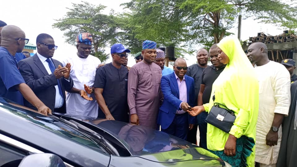 MAYOR OLOWA HANDS OVER OFFICIAL VEHICLES TO 12 SUPERVISORS / SPECIAL ADVISERS