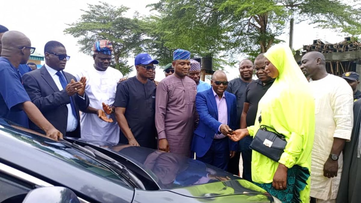 MAYOR OLOWA HANDS OVER OFFICIAL VEHICLES TO 12 SUPERVISORS / SPECIAL ADVISERS