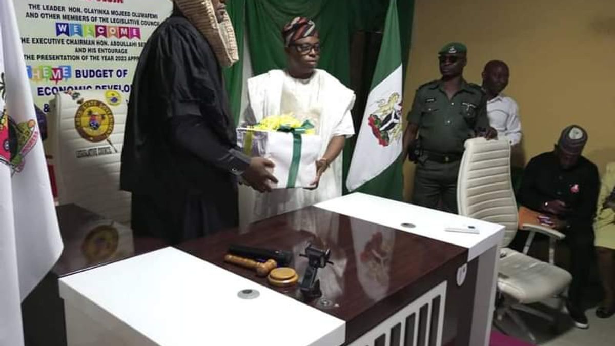 MAYOR OLOWA PRESENTS YEAR 2023 APPROPRIATION BILL TO LG'S LEGISLATURE.