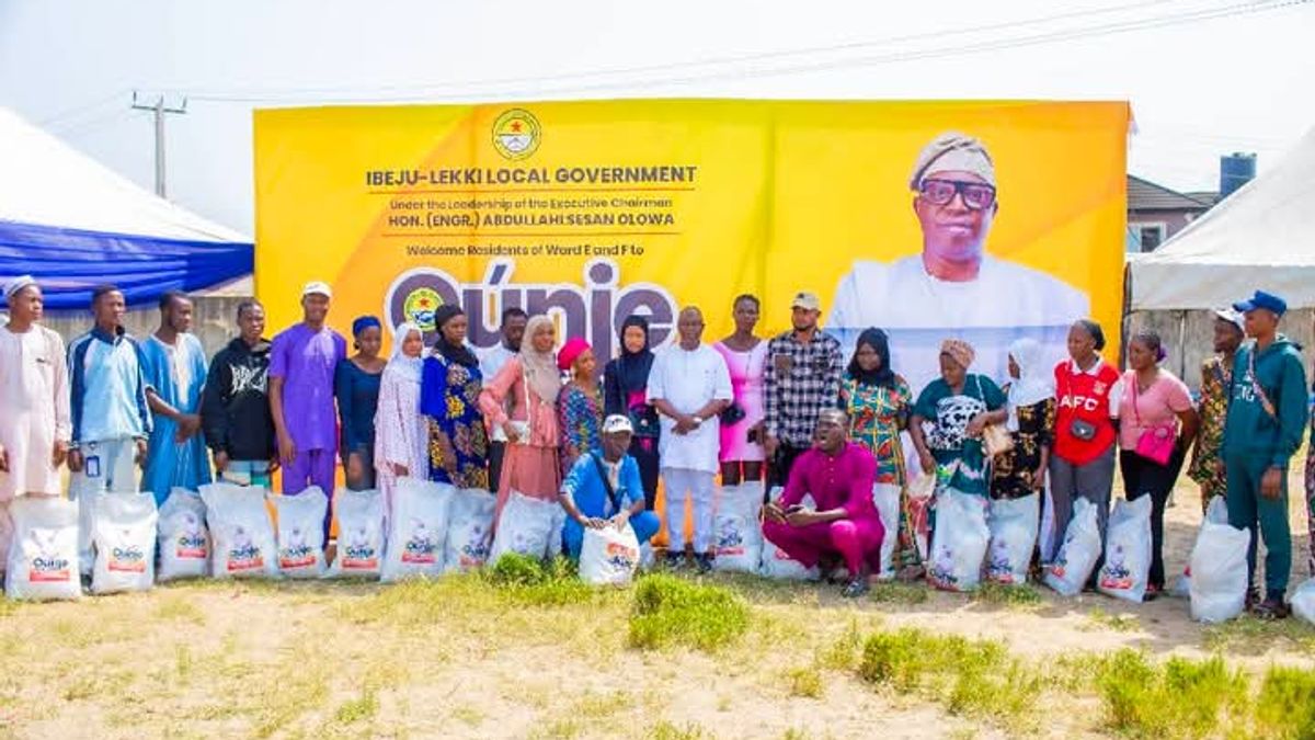 OUNJE IBEJU-LEKKI: OLOWA PRESENTS FREE FOOD PACKS TO RESIDENTS AND MEMBERS OF WARD C2 ON BOXING DAY