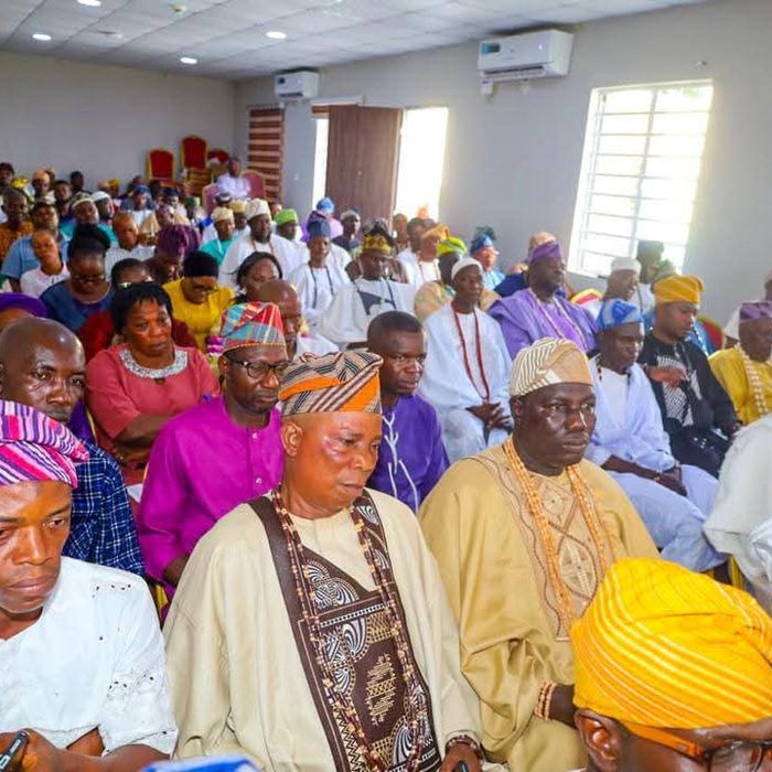 HON. ABDULLAHI SESAN OLOWA HOLDS PEACE AND SECURITY MEETING WITH STAKEHOLDERS IN IBEJU-LEKKI