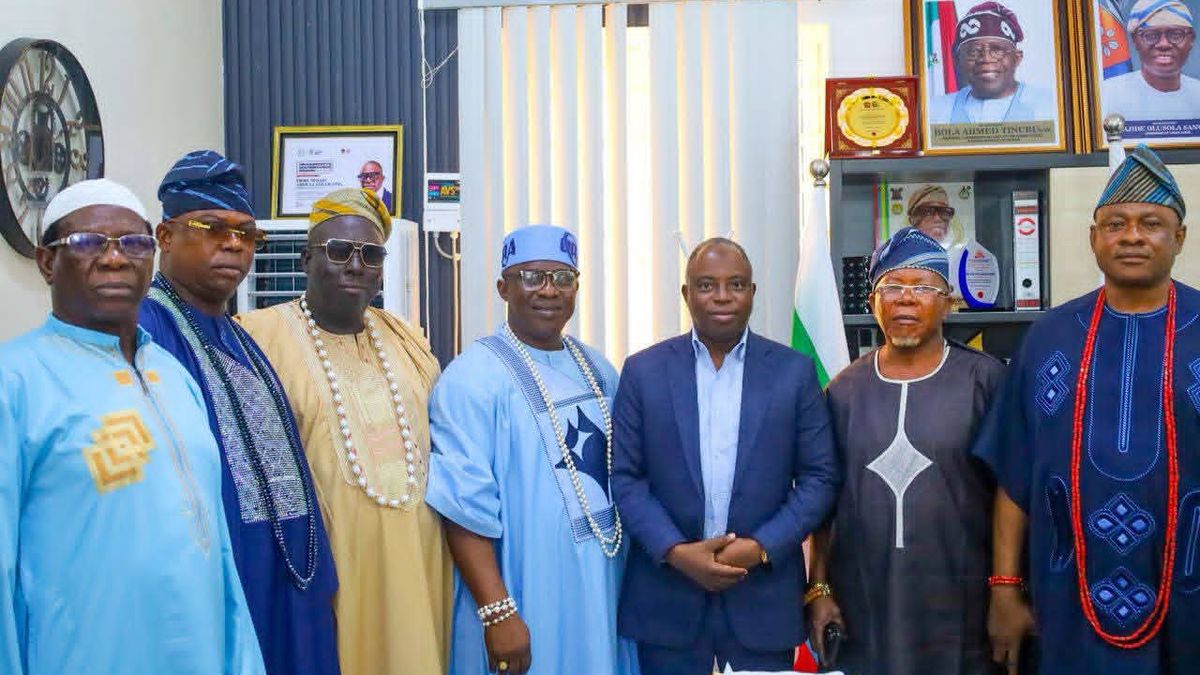 FORMER CHAIRMAN, BAALE IN COUNCIL, HIGH CHIEF (DR) ADEKUNLE TAIWO INTRODUCES NEW CHAIRMAN, HIGH CHIEF ROSULILAHI ADEWALE OLUWA, TO HON. ABDULLAHI SESAN OLOWA