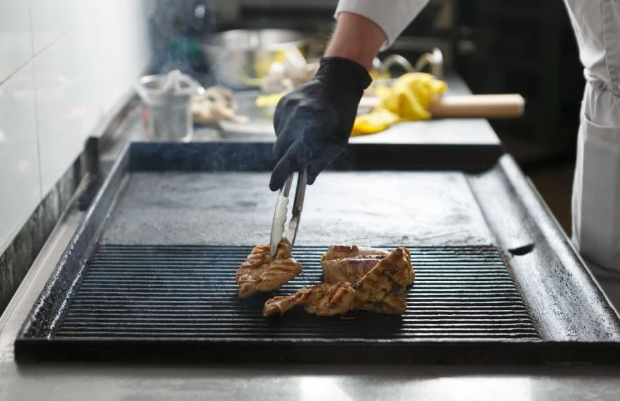 Grillhandschuhe für die Sandwichzubereitung