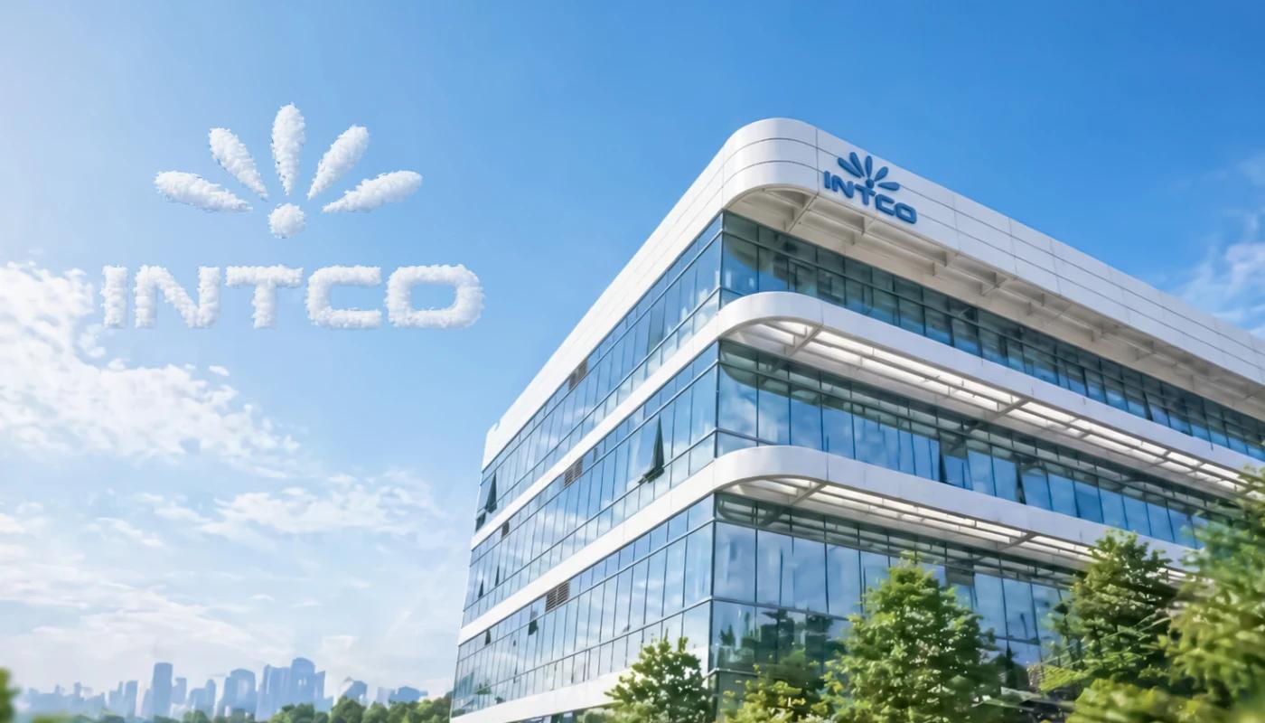 مبنى مكاتب INTCO Medical مع شعار الشركة في السماء
