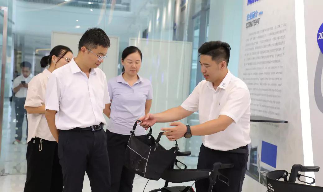 La visita del gobierno del condado de Pengze destaca el crecimiento y la cooperación de INTCO Medical Jiangsu