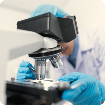 Labortechniker untersucht eine Probe unter einem Mikroskop